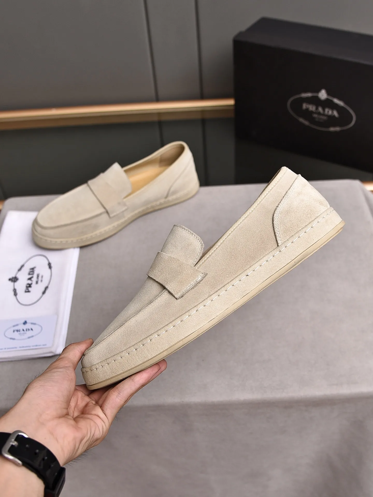 👟👟👟Men's Shoes💰P420 🆕🔥New Updates🔥👟PRADA (Prada) new products are released, imported soft cowhide, fashionable to allow air to penetrate the entire shoe, and the awesome shoes [strong] bring an extremely comfortable and breathable feeling! Beautiful inside and out! Exquisite workmanship, top-grade cowhide material, 😌Number: 38~44, 3 colors available: black, white and blue.